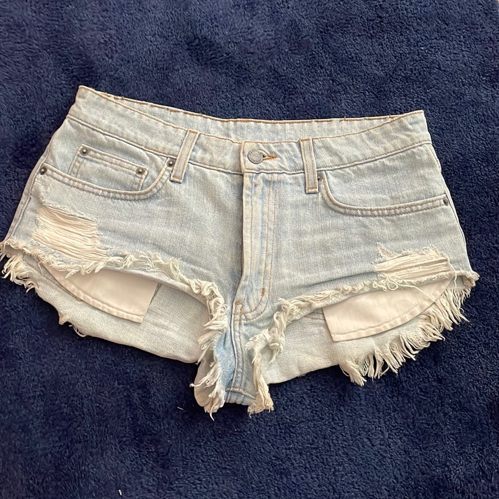 ight wash distressed denim shorts, like new.